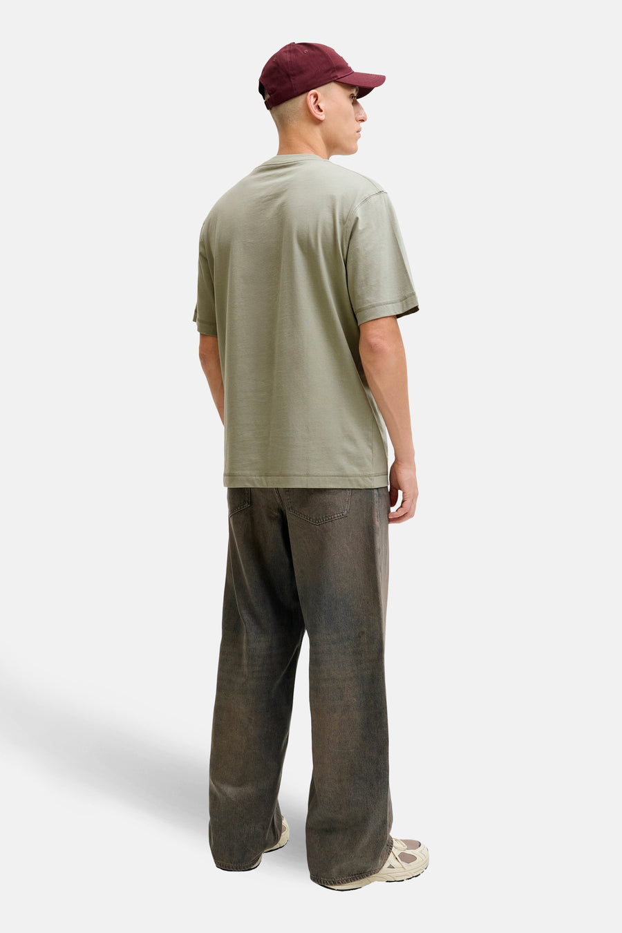 Groen T-shirt met korte mouwen van ORIGINALS BY JACK & JONES, gedragen met een donkere wijde broek en een bordeauxrode pet.