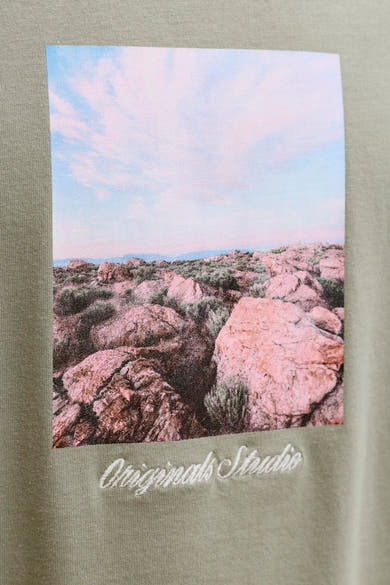 Groen T-shirt met korte mouwen van ORIGINALS BY JACK & JONES, met woestijnlandschapprint en "Originals Studio" borduursel.