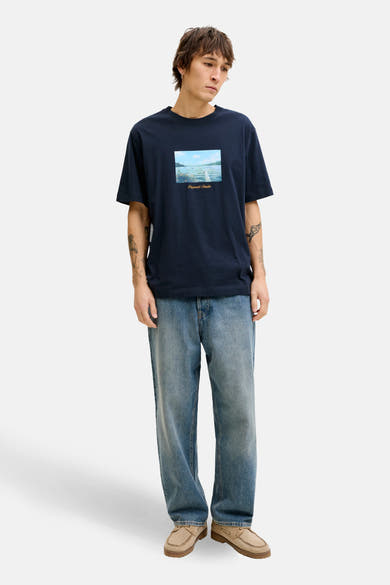 T-shirt à manches courtes bleu par Originals by Jack & Jones, avec motif imprimé sur le devant.