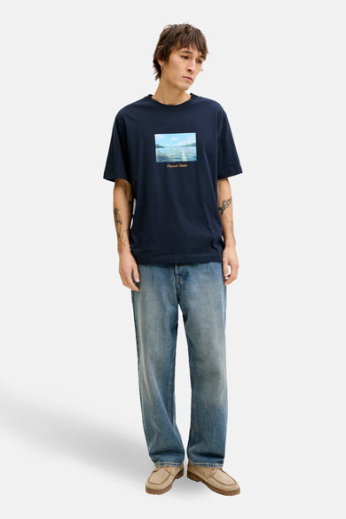 T-shirt à manches courtes bleu par Originals by Jack & Jones, avec motif imprimé sur le devant.