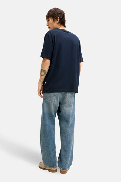 Blauw T-shirt met korte mouwen van ORIGINALS BY JACK & JONES, gedragen met een wijde jeans en loafers, achtergezicht.