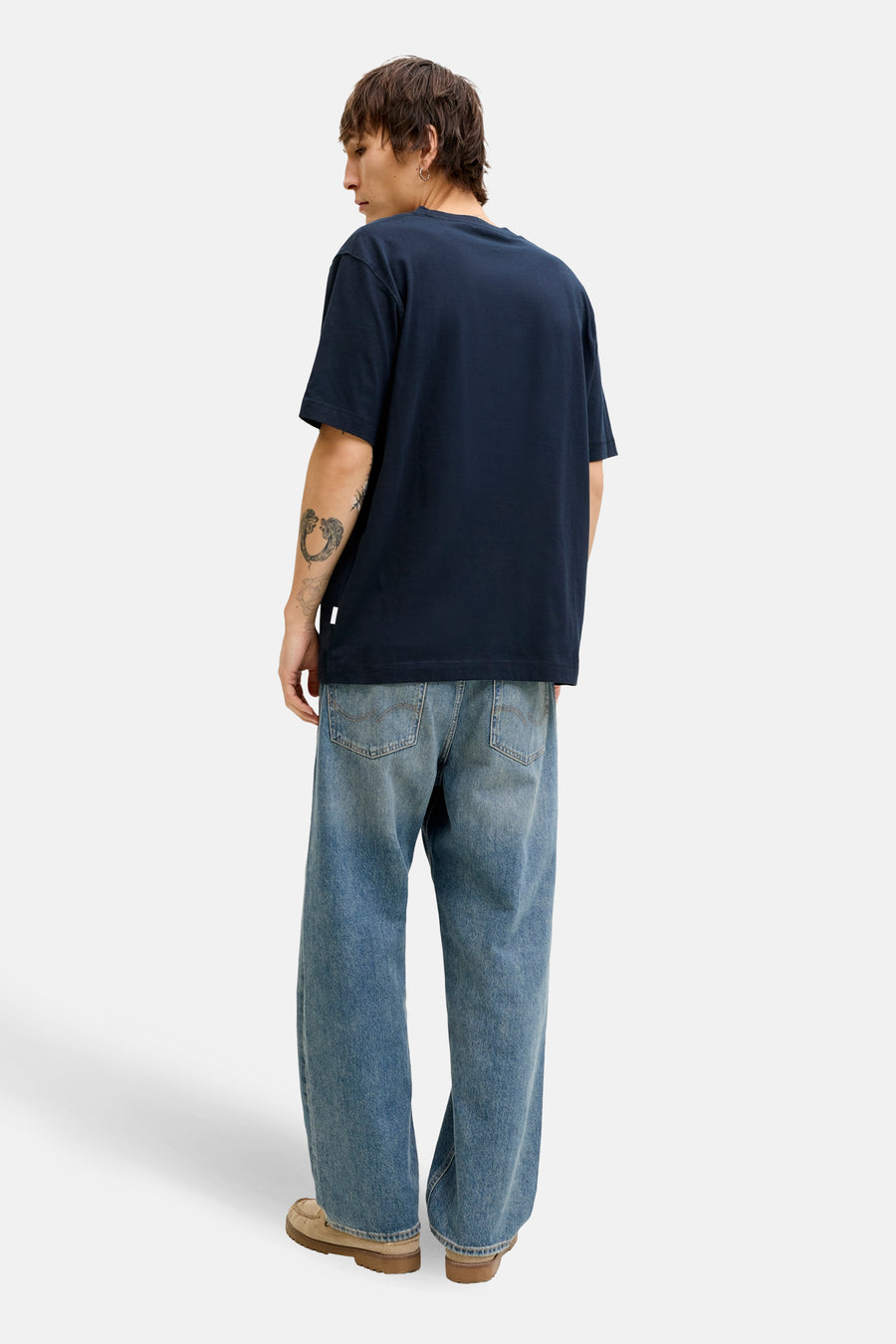Blauw T-shirt met korte mouwen van ORIGINALS BY JACK & JONES, gedragen met een wijde jeans en loafers, achtergezicht.