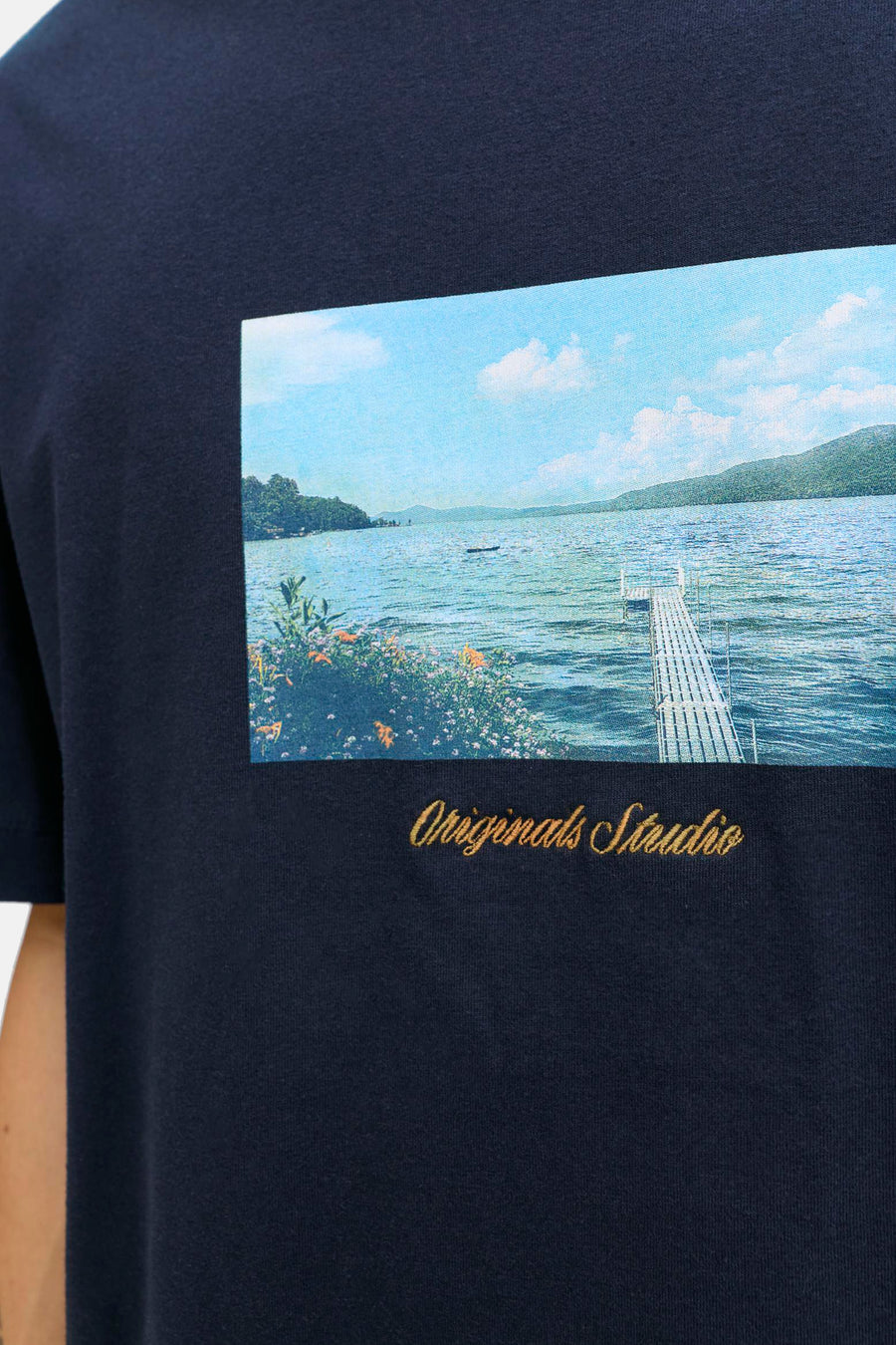 Blauw T-shirt met korte mouwen van ORIGINALS BY JACK & JONES, met een meerlandschapprint en gouden borduursel.