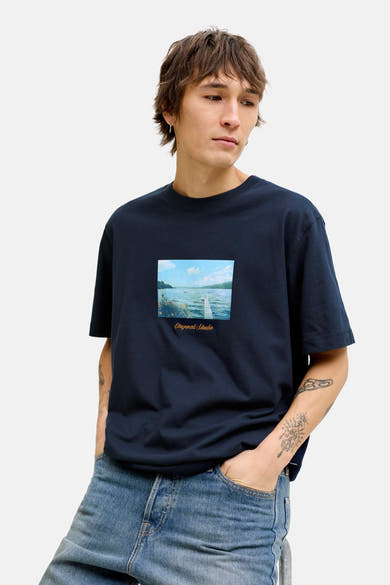Blauw T-shirt met korte mouwen van ORIGINALS BY JACK & JONES met landschapsprint, gedragen met een spijkerbroek.