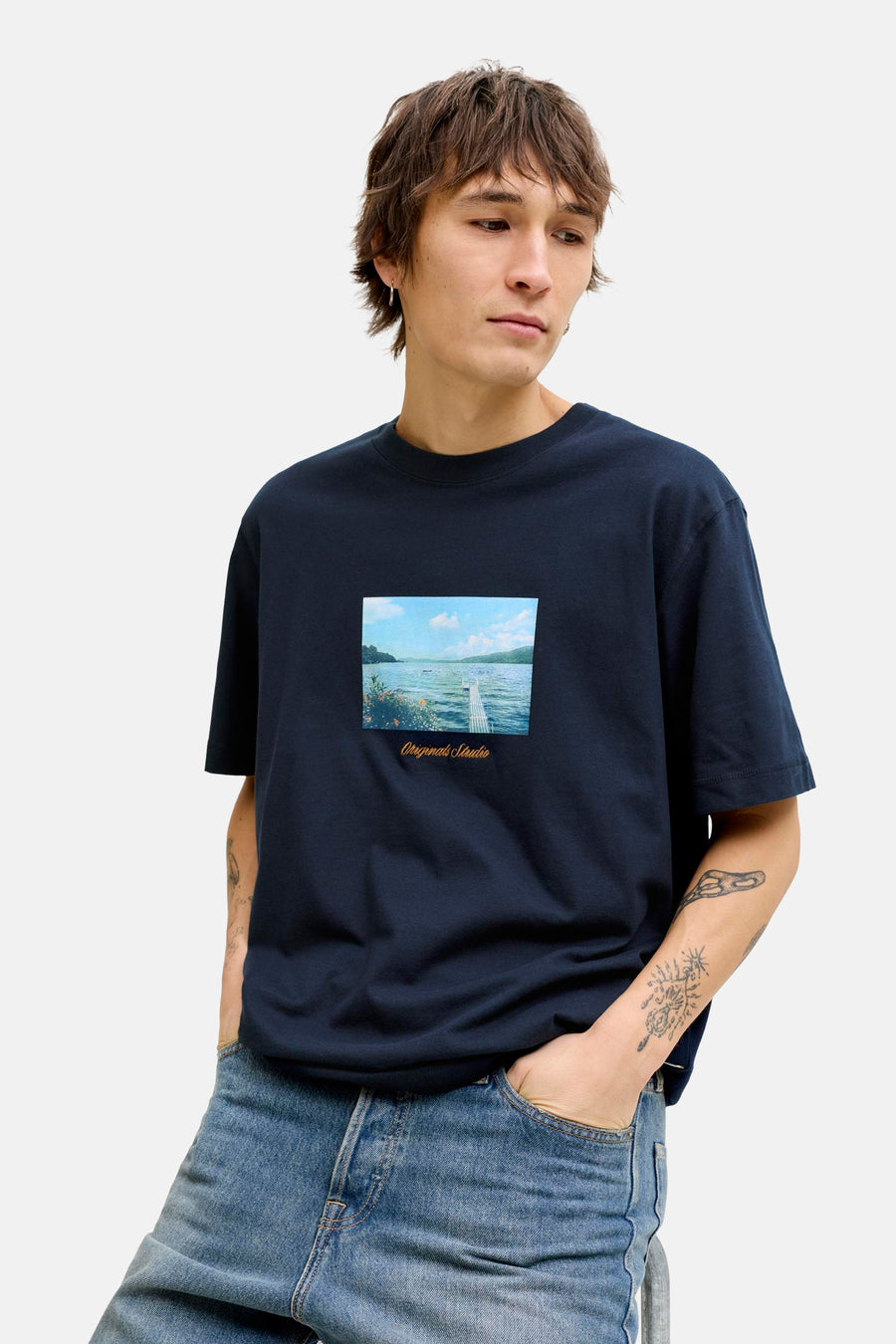 Blauw T-shirt met korte mouwen van ORIGINALS BY JACK & JONES met landschapsprint, gedragen met een spijkerbroek.