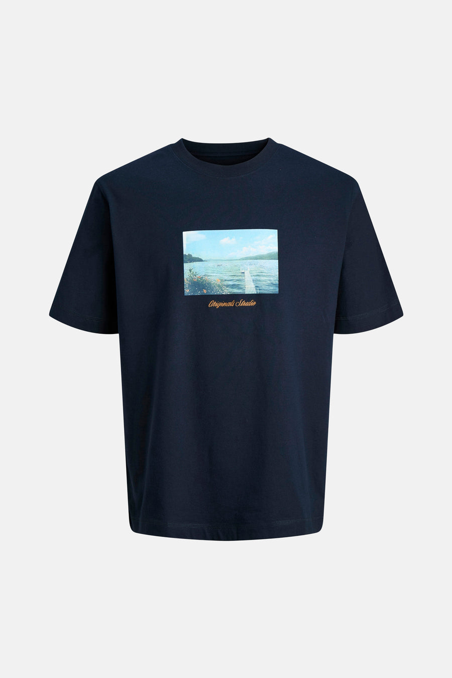 Blauw T-shirt met korte mouwen van ORIGINALS BY JACK & JONES met fotoprint van een meer en een steiger.