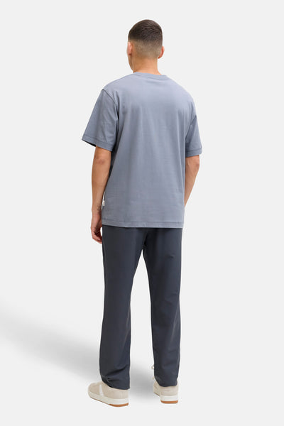 Grijze T-shirt met korte mouwen van ORIGINALS BY JACK & JONES, gedragen met een donkere broek en beige sneakers, achtergezicht.