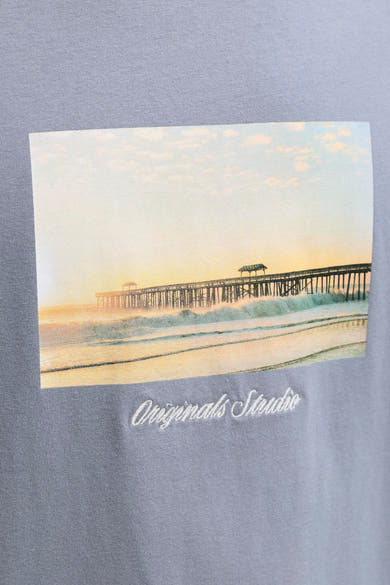 Grijze T-shirt met korte mouwen van ORIGINALS BY JACK & JONES met een foto-opdruk van een pier en de borduursel "Originals Studio".