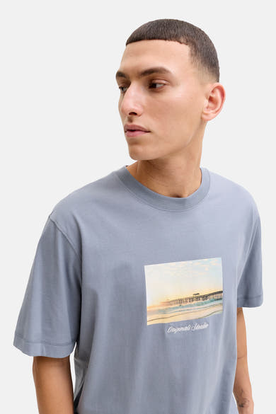 Grijs T-shirt met korte mouwen van ORIGINALS BY JACK & JONES, met een opdruk van een pier bij zonsondergang.