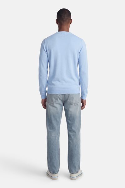 Pull à col rond bleu de PREMIUM by JACK & JONES, porté avec un jean et des baskets, vue de dos.
