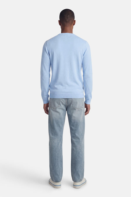 Ronde hals trui blauw van PREMIUM by JACK & JONES, gedragen met een spijkerbroek en sneakers, achterzicht.