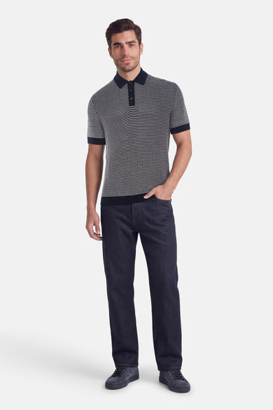 Polo multicolore par PREMIUM by JACK & JONES, avec motif à vagues porté avec un jean sombre et des chaussures en daim assorties.