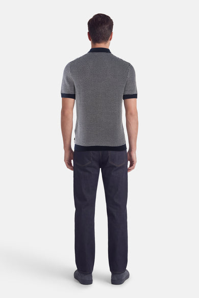 Polo multicolore de PREMIUM by JACK & JONES, porté avec un pantalon et des chaussures bleu marine, vue de dos.