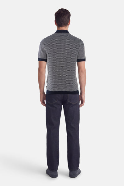 Polo multicolore de PREMIUM by JACK & JONES, porté avec un pantalon et des chaussures bleu marine, vue de dos.