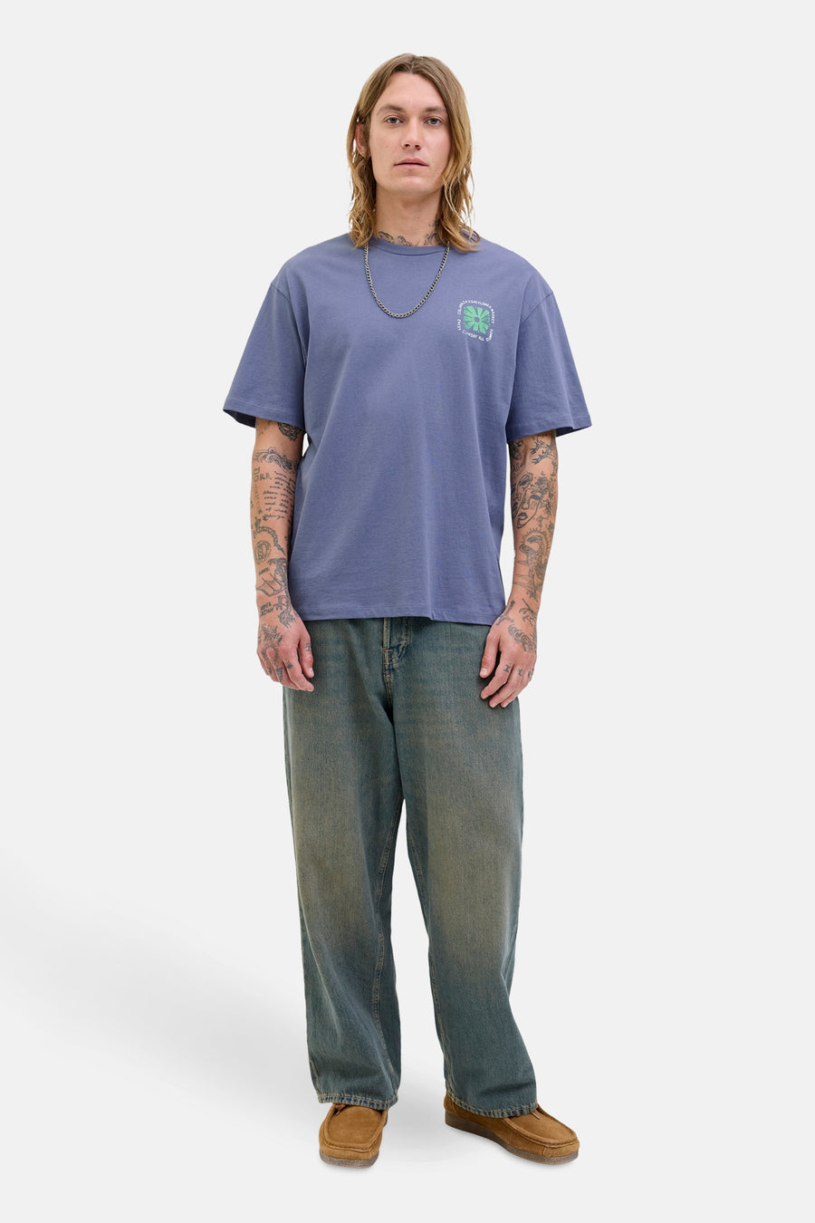 Blauw T-shirt met korte mouwen van Originals by Jack & Jones met een opdruk op de borst, gedragen met een bruine broek en schoenen.