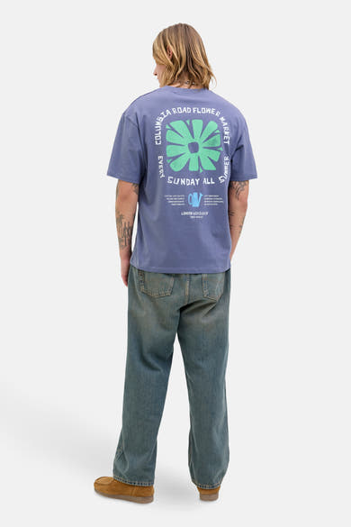 Blauw T-shirt met korte mouwen, van ORIGINALS BY JACK & JONES, met bloemenprint op de rug, gedragen met een spijkerbroek en loafers.