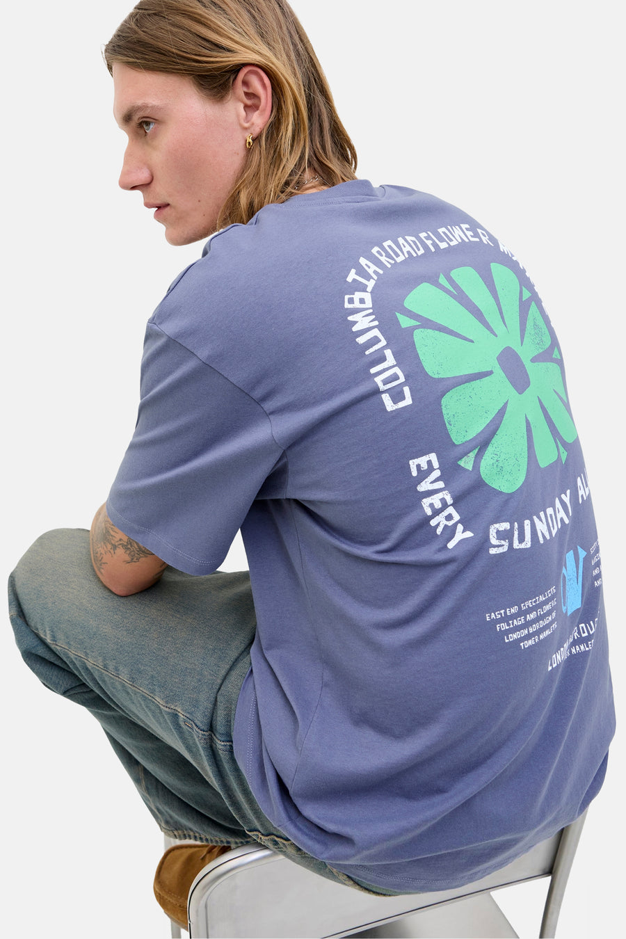 Blauw T-shirt met korte mouwen van ORIGINALS BY JACK & JONES met bloemenprint op de rug, gedragen met een spijkerbroek.