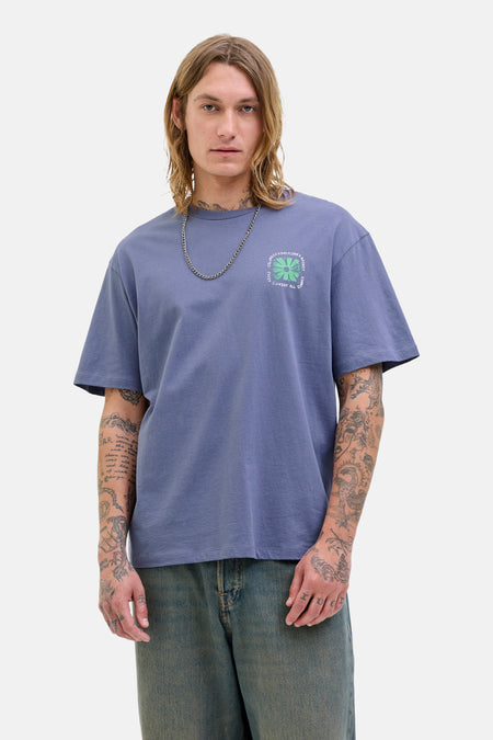 Blauw T-shirt met korte mouwen van Originals by Jack & Jones, met een print op de borst en gedragen met een spijkerbroek.