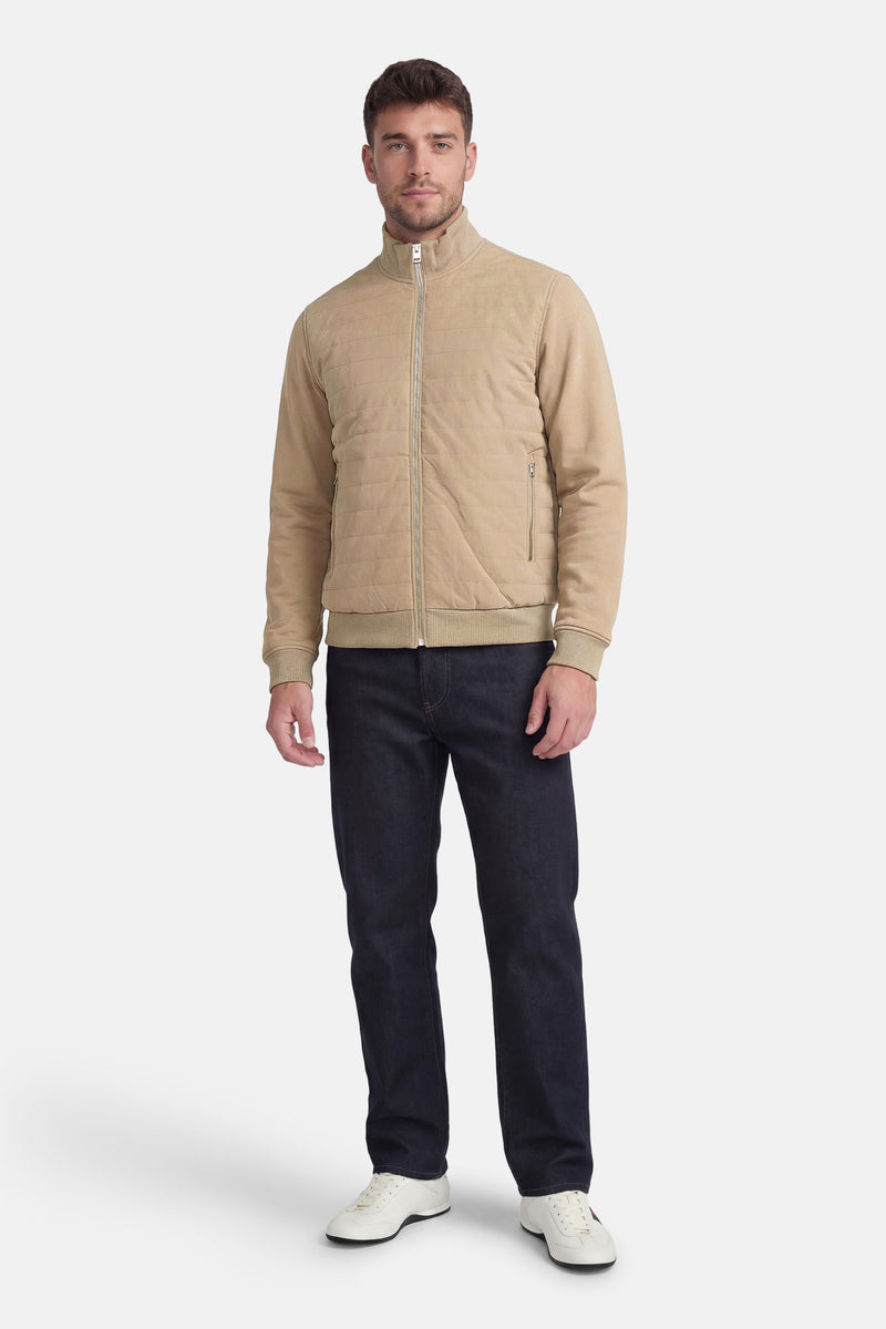 Veste beige de PREMIUM by JACK & JONES avec fermeture éclair, portée avec un jean et des chaussures blanches.
