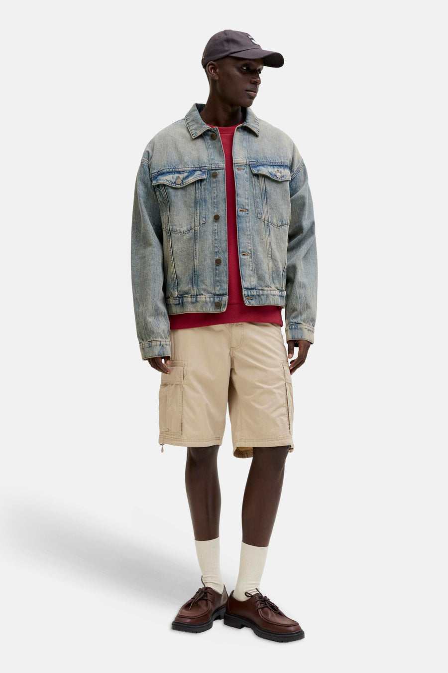Short beige de JACK & JONES porté avec une veste en jean, un t-shirt rouge et des chaussures marron.