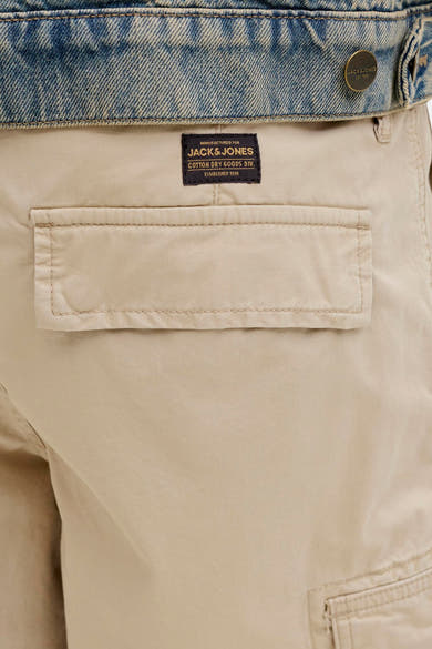Short beige par JACK & JONES, avec poches cargo et détails de couture.