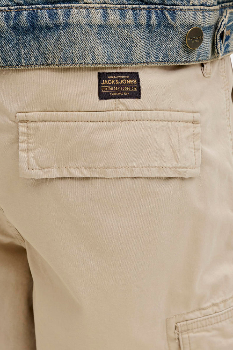 Short beige par JACK & JONES, avec poches cargo et détails de couture.