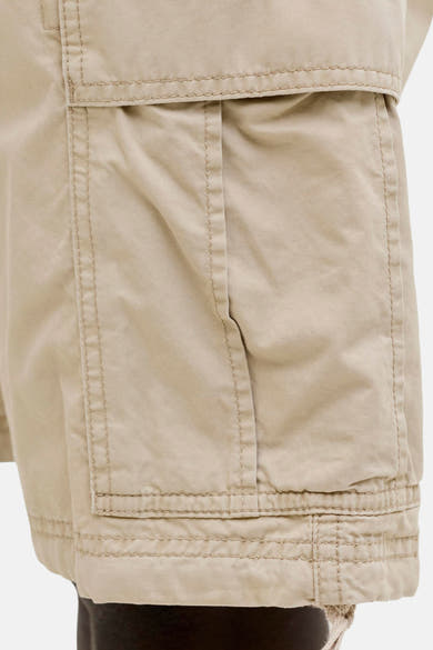 Short beige par JACK & JONES, avec une poche cargo et des coutures apparentes.