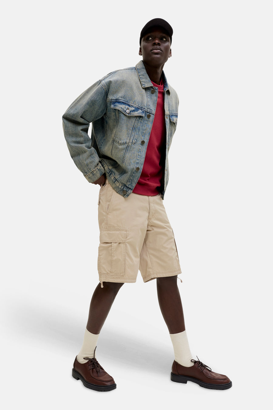 Short beige par JACK & JONES, porté avec une veste en jean et des chaussures marron.