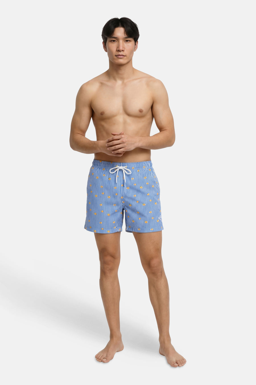Short de bain bleu de JACK & JONES JEANS INTELLIGENCE à rayures blanches, motifs d'étoiles de mer jaunes et cordon blanc noué.