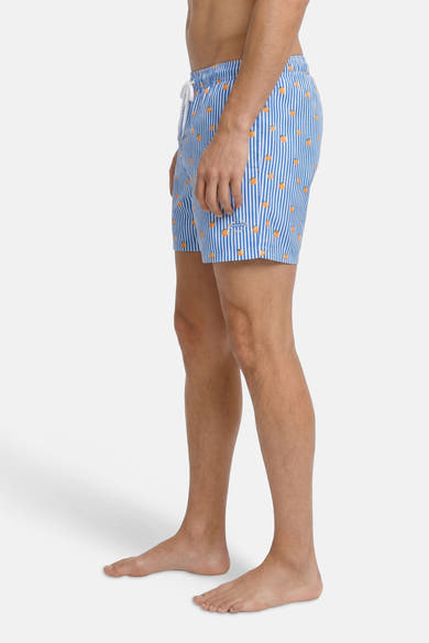 Blauwe zwemshorts van JACK & JONES JEANS INTELLIGENCE met witte verticale strepen, kleine oranje patronen, wit trekkoord en logo, zijwaarts gedragen.
