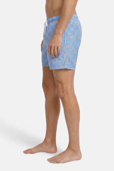Blauwe gestreepte zwemshort met oranje motieven, van JACK & JONES JEANS INTELLIGENCE, met witte trekkoord.