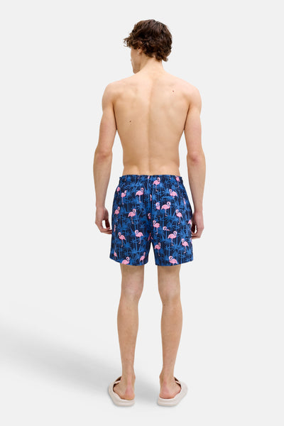 Blauwe zwembroek JACK & JONES JEANS INTELLIGENCE met roze flamingo-print, gedragen door een man van achteren gezien.