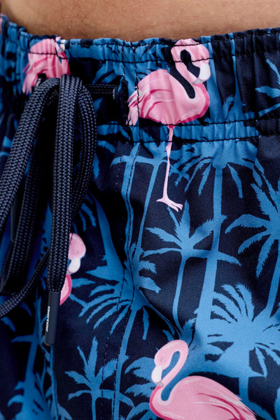 Blauwe zwembroek met palmboom- en flamingo-print, van JACK & JONES JEANS INTELLIGENCE, met marineblauwe trekkoord.
