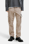 Beige cargobroek van JACK & JONES, met cargozakken en zwarte veterschoenen.