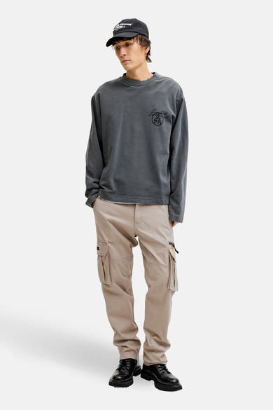 Beige cargobroek van JACK & JONES met zijzakken met klep en ritssluiting.
