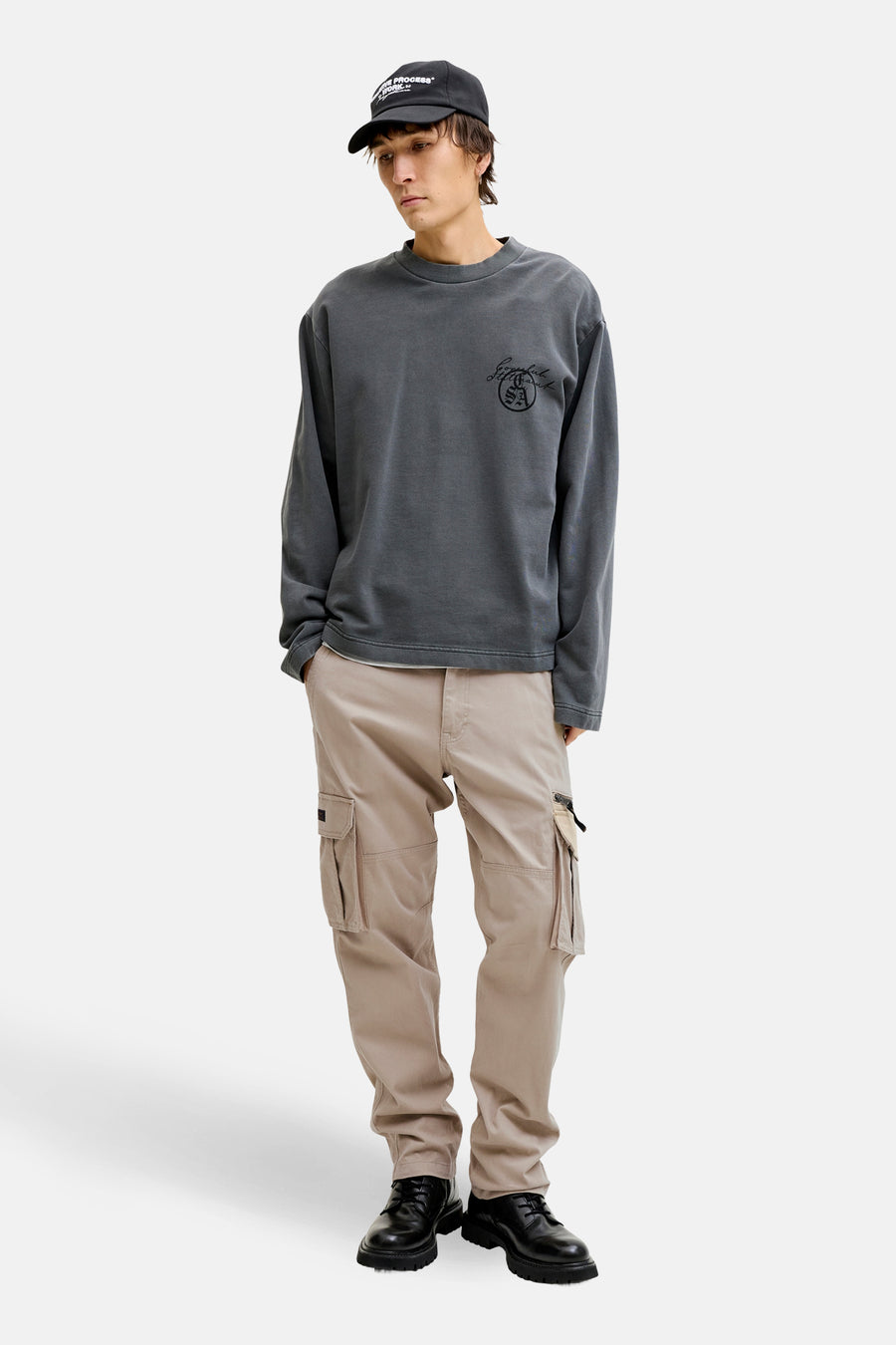 Beige cargobroek van JACK & JONES met zijzakken met klep en ritssluiting.