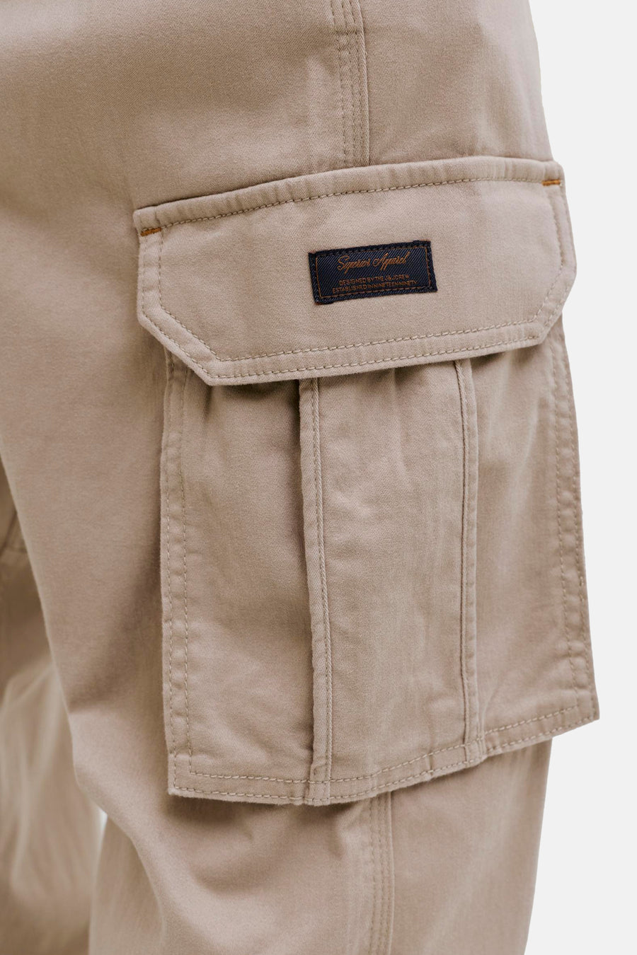 Beige cargobroek van JACK & JONES met zijzak met klep en zichtbare naden.