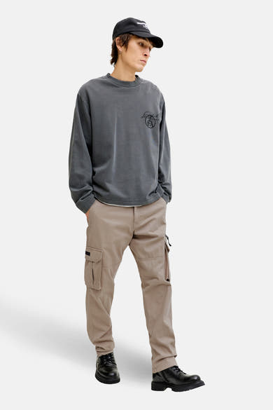 Beige cargobroek van JACK & JONES, met zijzakken en casual stijlkenmerken.