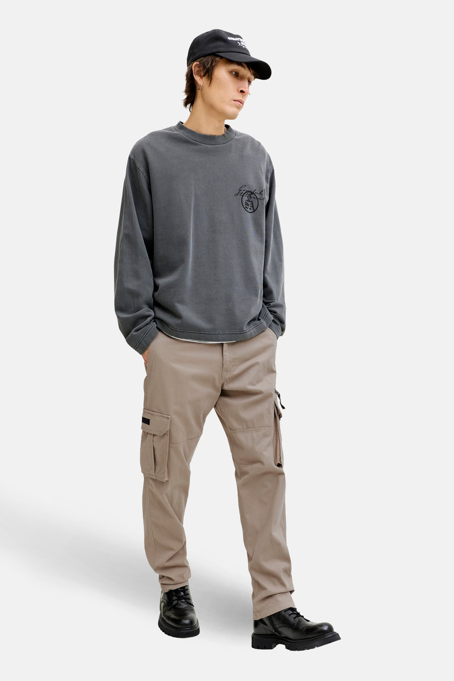 Beige cargobroek van JACK & JONES, met zijzakken en casual stijlkenmerken.