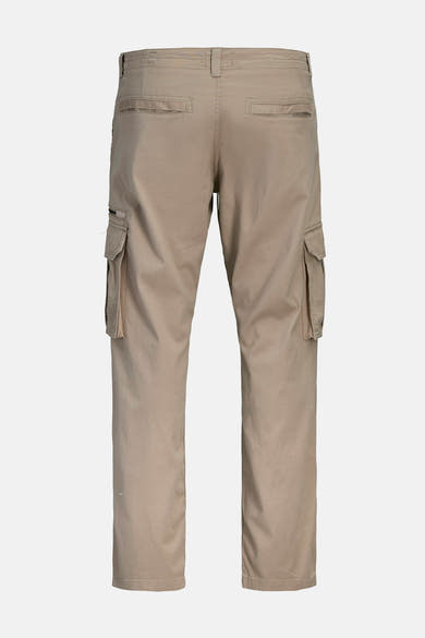Beige cargobroek van JACK & JONES, met cargozakken aan de zijkanten en paspelzakken aan de achterkant.