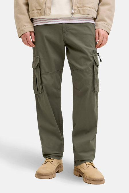 Pantalon cargo olive, par JACK & JONES, avec poches latérales et détails de style.