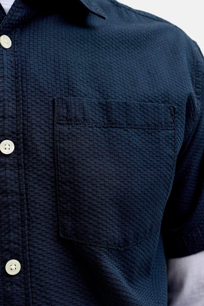 Chemise bleu à manches courtes de JACK & JONES, avec poche poitrine et texture gaufrée.