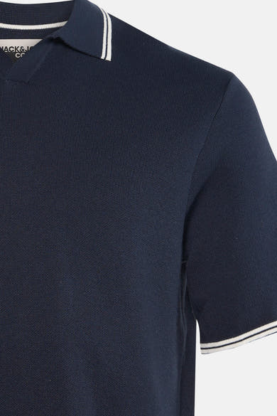 Polo à manches courtes bleu par JACK & JONES, avec rayures blanches au col et aux manches.