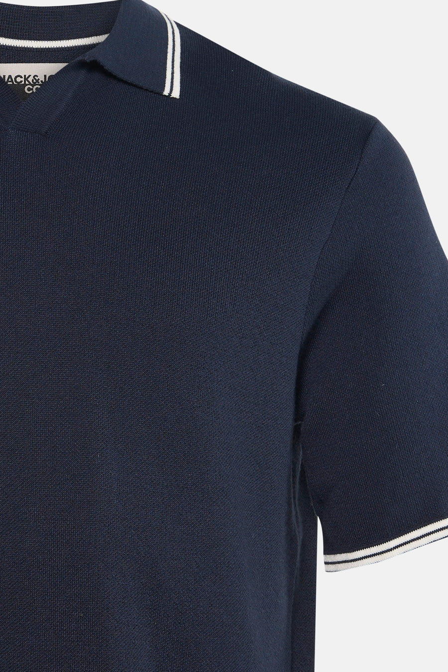Polo à manches courtes bleu par JACK & JONES, avec rayures blanches au col et aux manches.