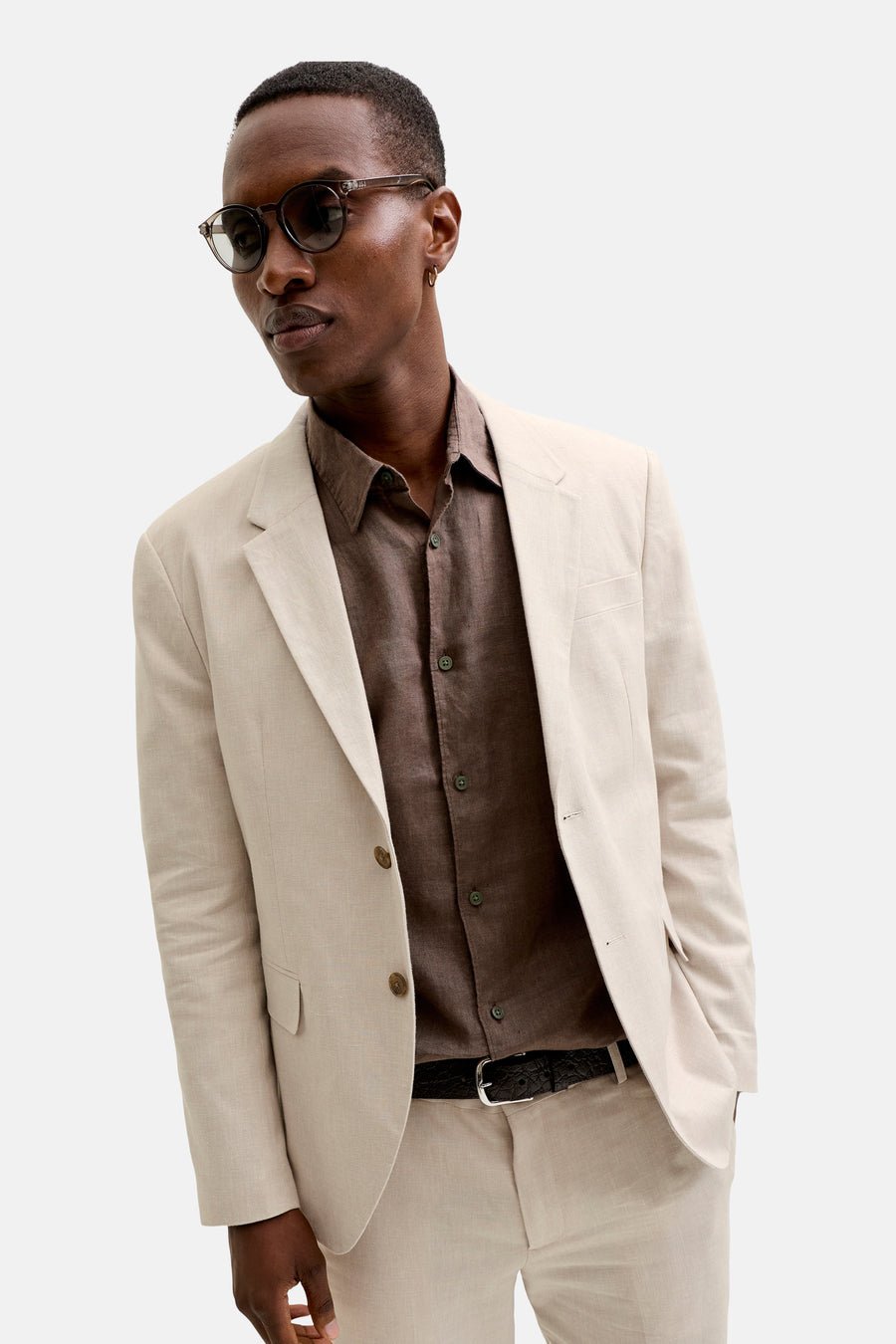Ecru blazer van PREMIUM by JACK & JONES, in getextureerde stof, gedragen met een bruin overhemd en een bijpassende broek.