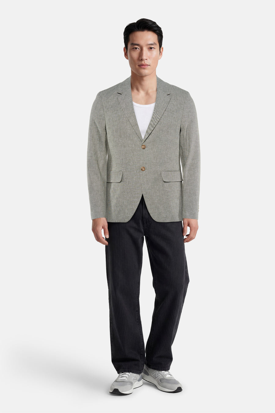 Blazer vert clair chiné de PREMIUM by JACK & JONES à deux boutons, porté sur un t-shirt blanc, un pantalon noir et des baskets grises.