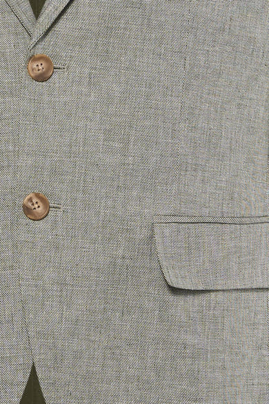 Détail d'un blazer vert de PREMIUM by JACK & JONES en tissu sergé avec boutons marron et poche à rabat.