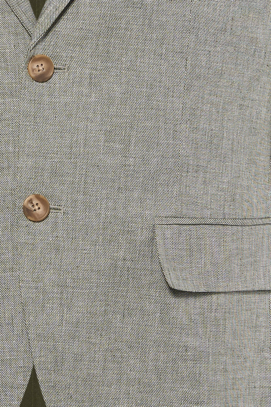 Détail d'un blazer vert de PREMIUM by JACK & JONES en tissu sergé avec boutons marron et poche à rabat.