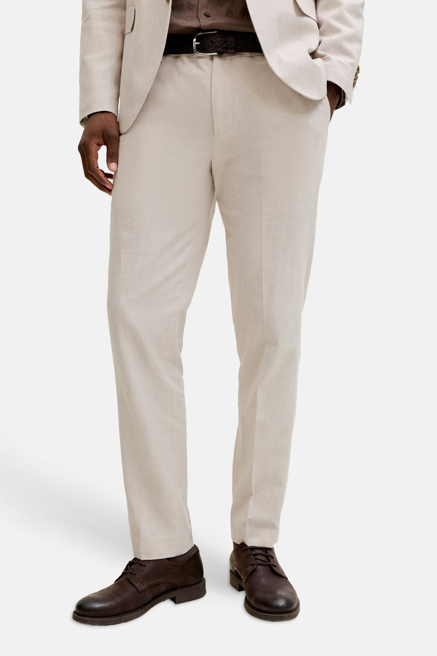 Ecru kostuumbroek van PREMIUM by JACK & JONES in getextureerde stof, gedragen door een man met een bijpassend colbert.
