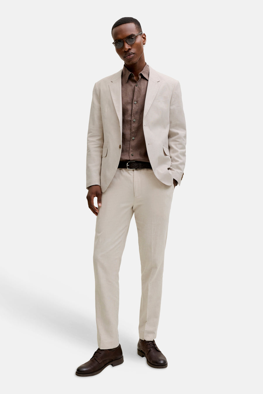 Pantalon de costume écru de PREMIUM by JACK & JONES en tissu texturé, porté par un homme avec un blazer assorti.